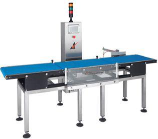 Cinta transportadora industrial con panel de control y luz de apilamiento sobre una estructura metálica.
