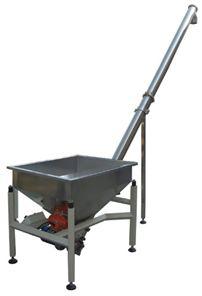 Tolva de acero inoxidable con transportador de tornillo angular sobre bastidor, utilizada para el transporte de materiales a granel.