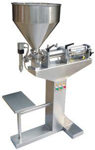 Máquina de llenado industrial de acero inoxidable con tolva y soporte con pedal sobre un fondo blanco.