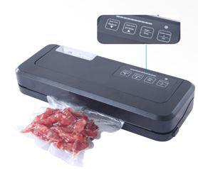Envasadora al vacío negra que sella una bolsa de plástico con carne, con los botones de control mostrados en un recuadro.