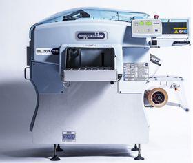 Máquina de coser industrial con cuerpo gris, apertura frontal y panel de control a la derecha.