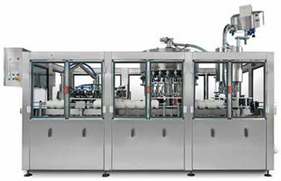 Máquina de envasado automatizada de acero inoxidable con paneles de vidrio en un entorno industrial.