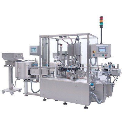 Máquina industrial automatizada de embotellado y envasado con paneles y pantallas de control de acero inoxidable.