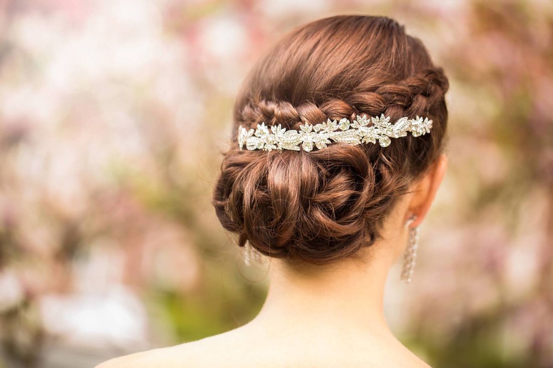 acconciatura da sposa con capelli raccolti e tiara