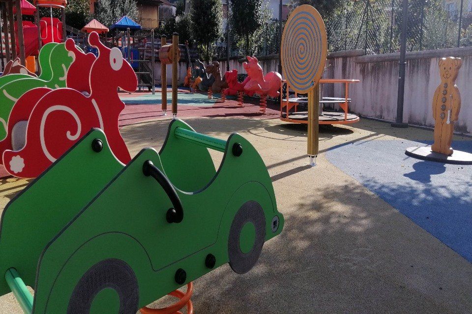 Comune di Baia e Latina - Giochi inclusivi diversamente abili e percorso ludico-sensoriale UNI EN 1176