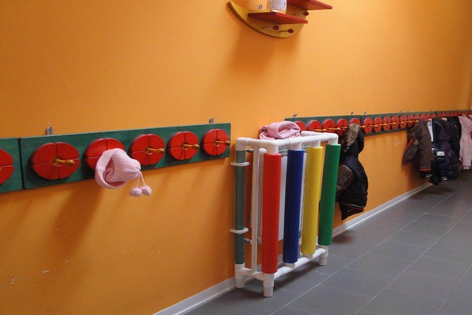 Comune di Saviano – Appendiabiti su misura in legno e copritermosifone di sicurezza per scuole infanzia