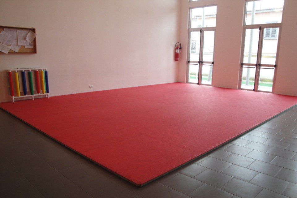 Comune di Saviano – Tappeti ginnastica e copritermosifoni per palestra Istituti scolastici
