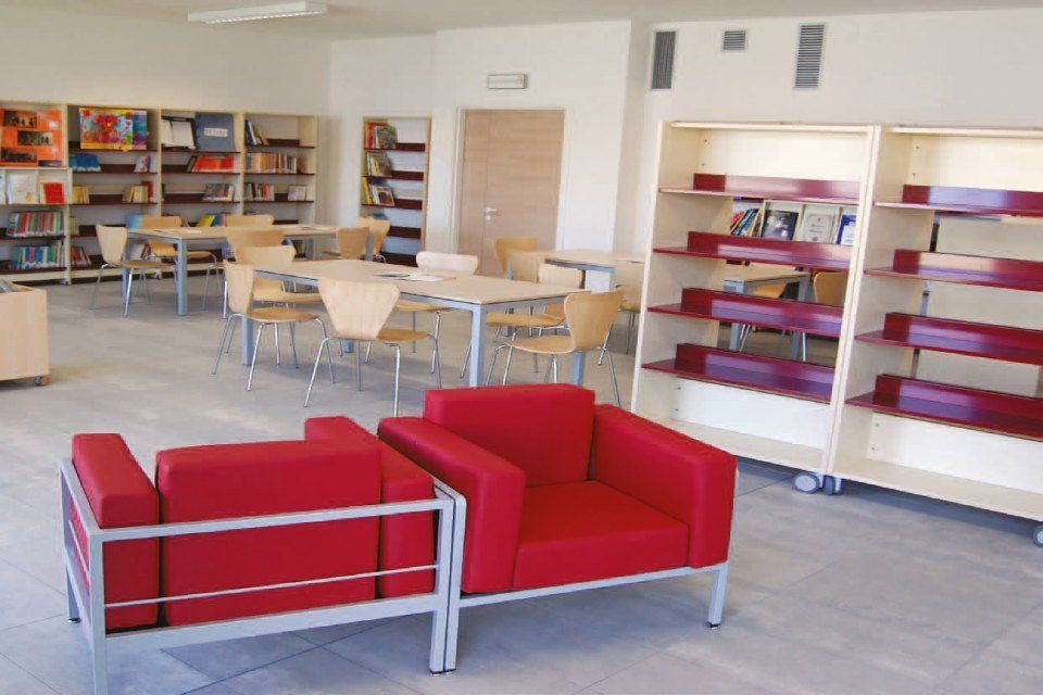 Poltrona rossa e arredo
