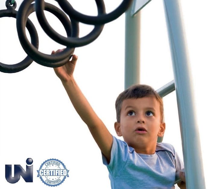 Bambini in parco giochi