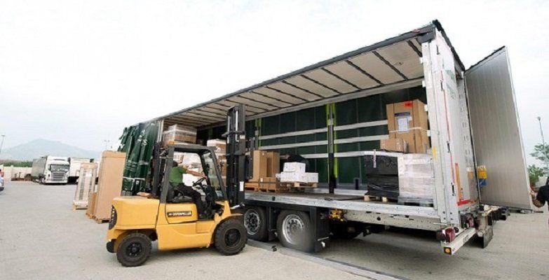 carico di un furgone per autotrasporti
