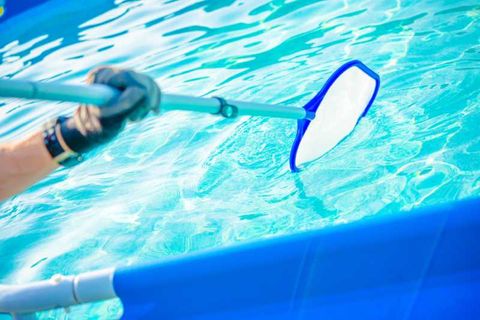 addetto durante pulizia di una piscina