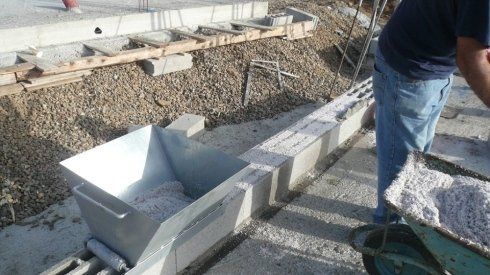 posa di blocchi di cemento per l'edilizia
