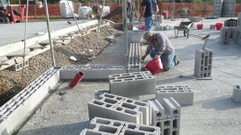posa di blocchi di cemento