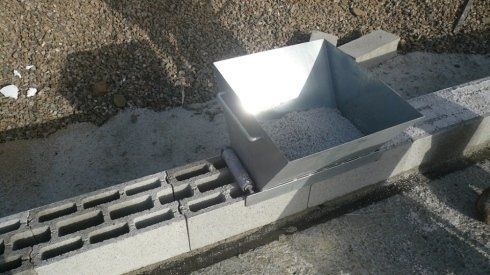 posa di un blocco di cemento