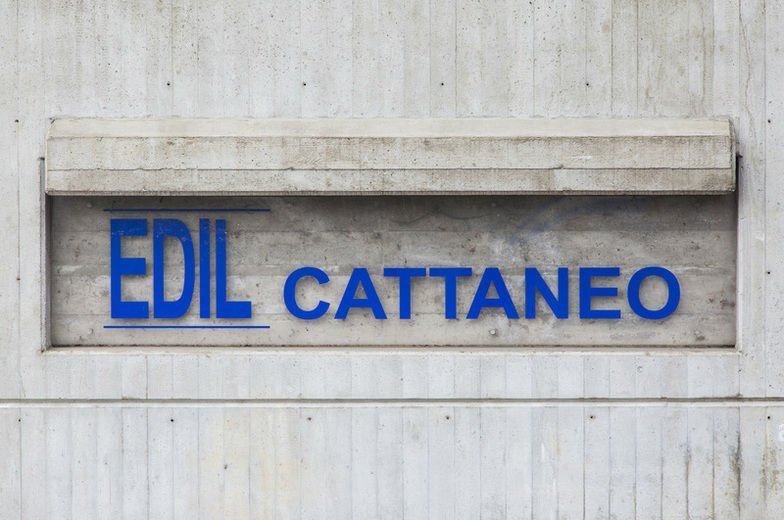 assortimento materiali edili nelle scaffali di un negozio
