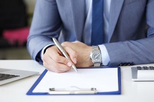 consulente scrive su un documento