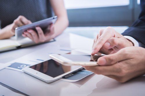 consulenti lavorano con tablet e smartphone