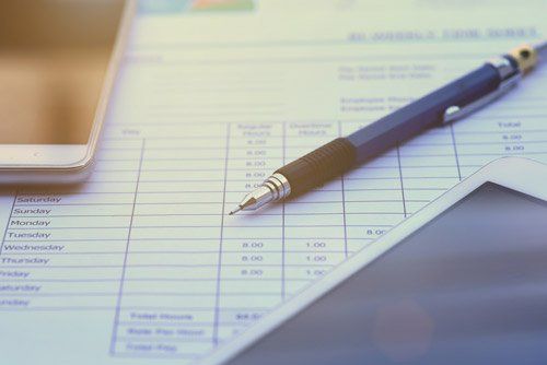 biro appoggiata su un documento 