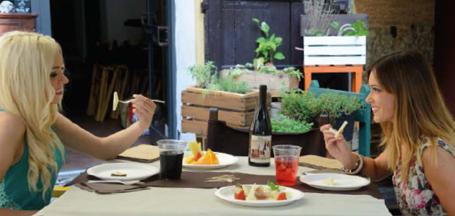 Due ragazze mangiano