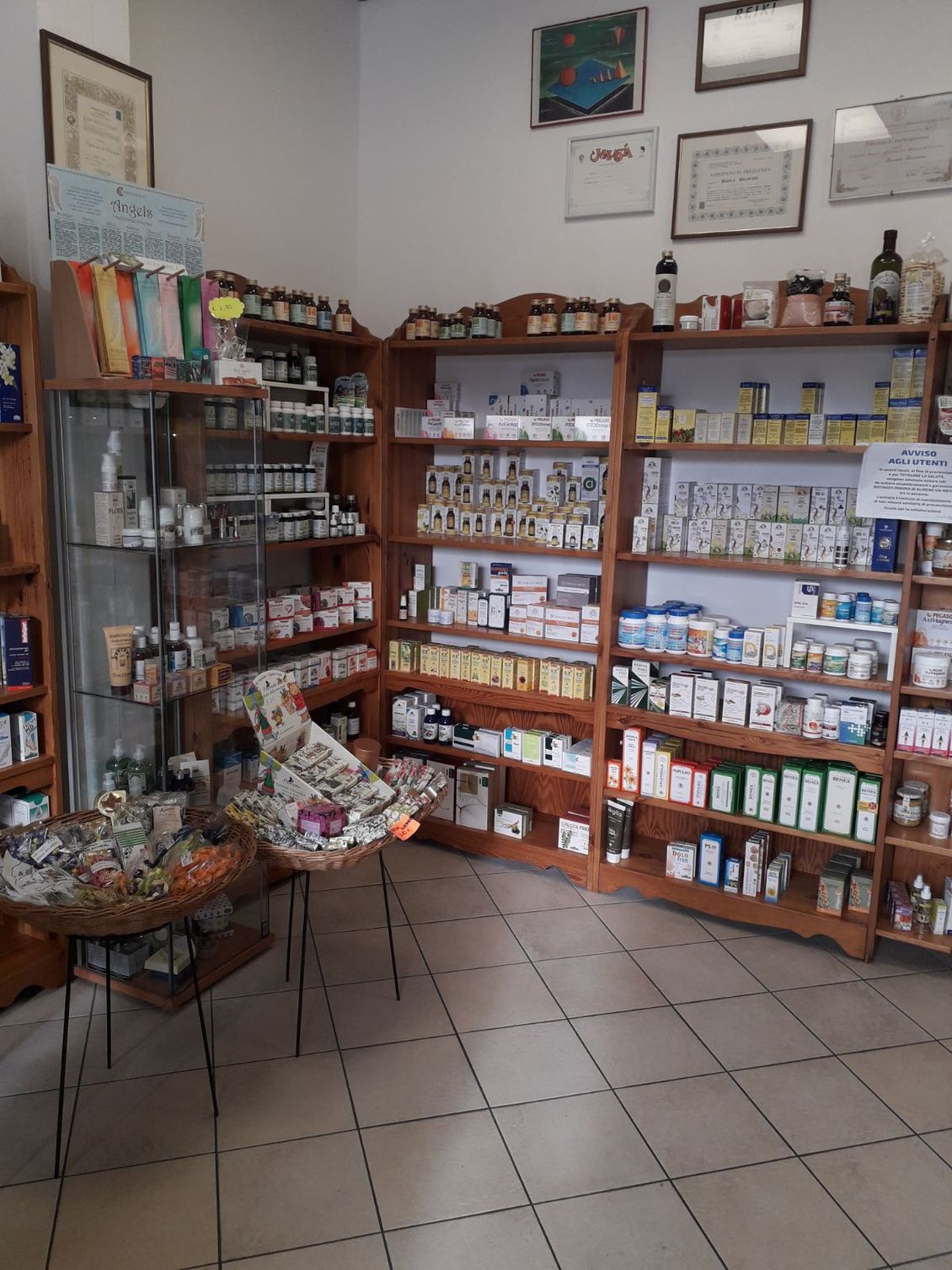 Negozio di erboristeria con prodotti naturali a base di erbe officinali