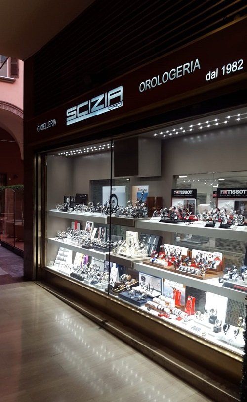 Espositore per negozio di orologi con orologi e insegna