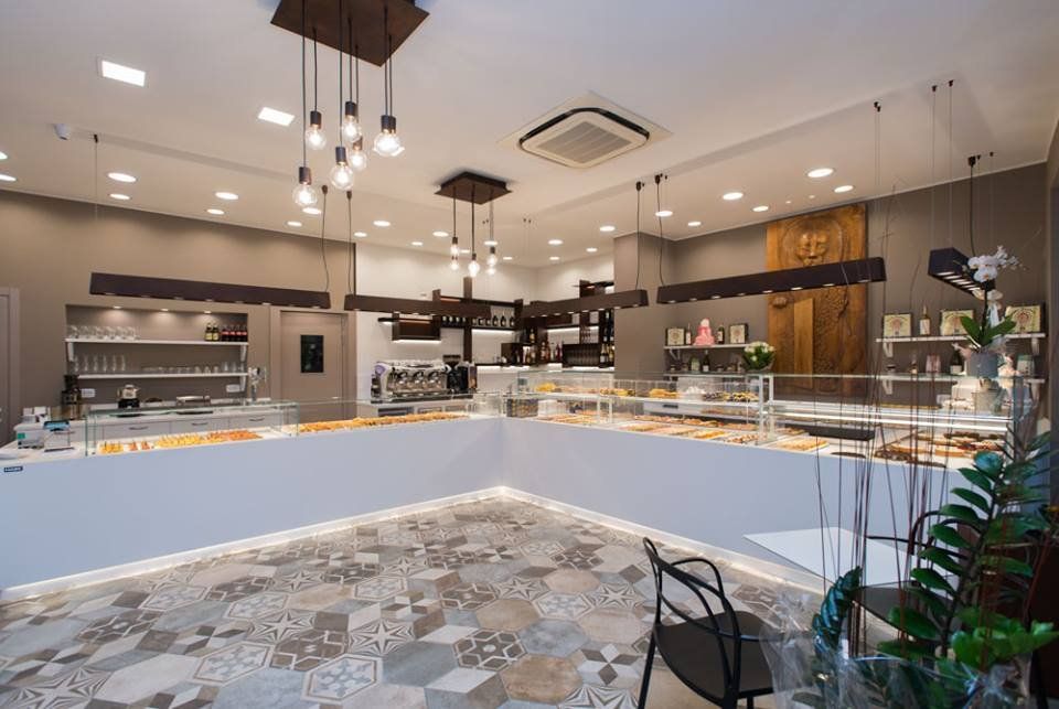 Interno della pasticceria