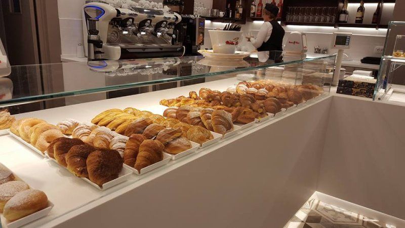 Vetrina espositiva con dolci