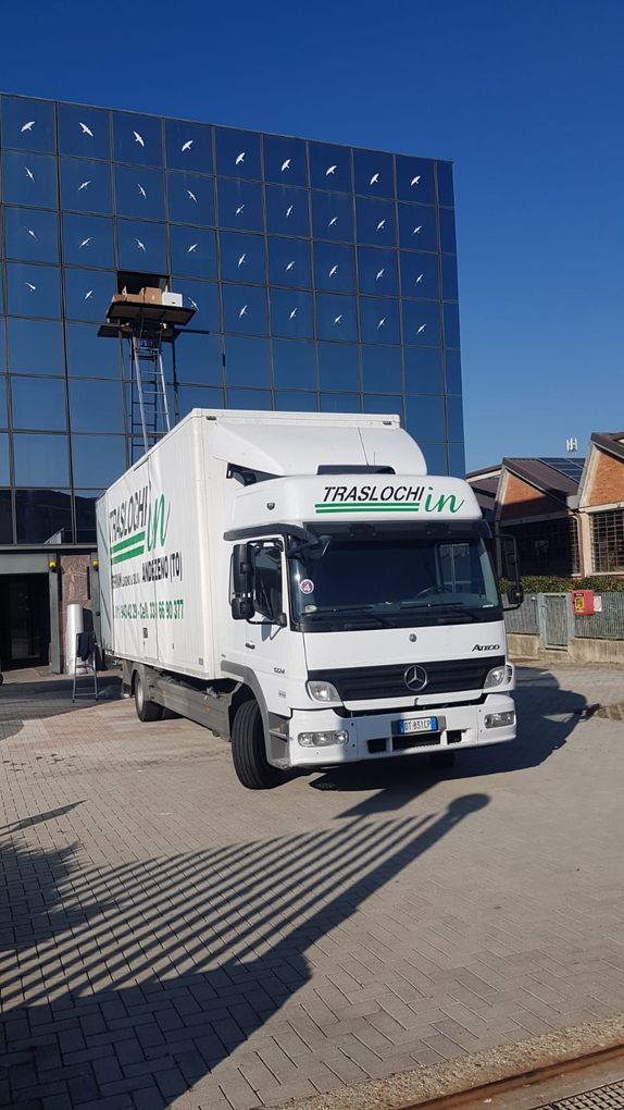 Automezzo per traslochi con piattaforma