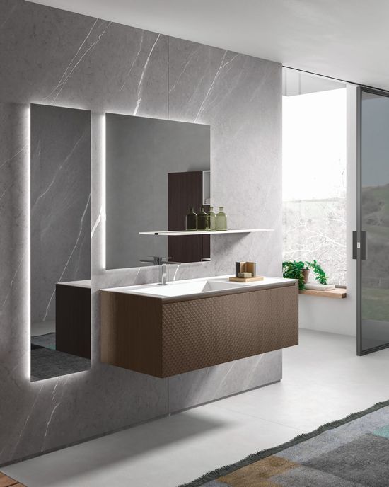 bagno con vasca e mosaico a muro