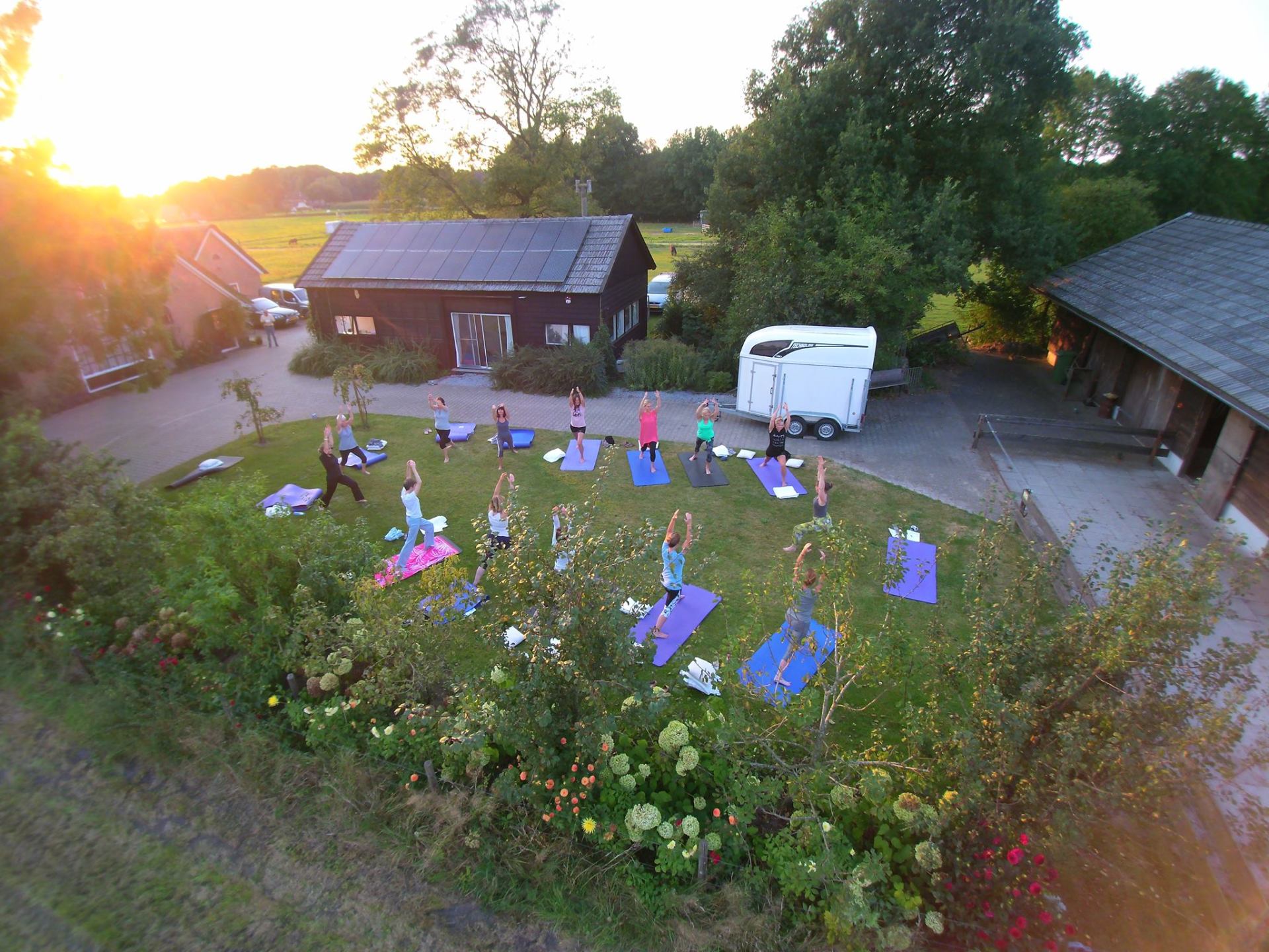 Yoga Atelier Epe van bovenaf: een zomerse buitenles op het veld. Foto met een drone gemaakt.