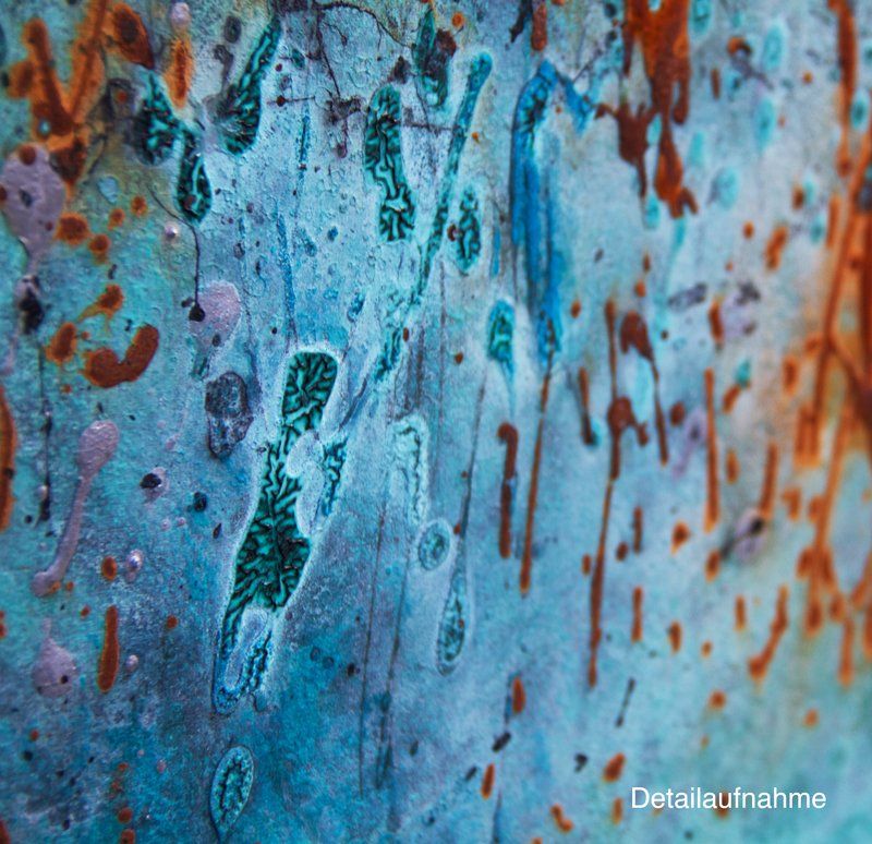 Gemälde-Trilogie „Chaos“ Maße: je 60 x 60 cm, 3 cm Tiefe  Material: Acryl, Echtrost, grüne sowie blaue Patina auf Eisen-, Silber- und Kupfer-Grundierung, Firnis  Malgrund: Leinwand auf Keilrahmen