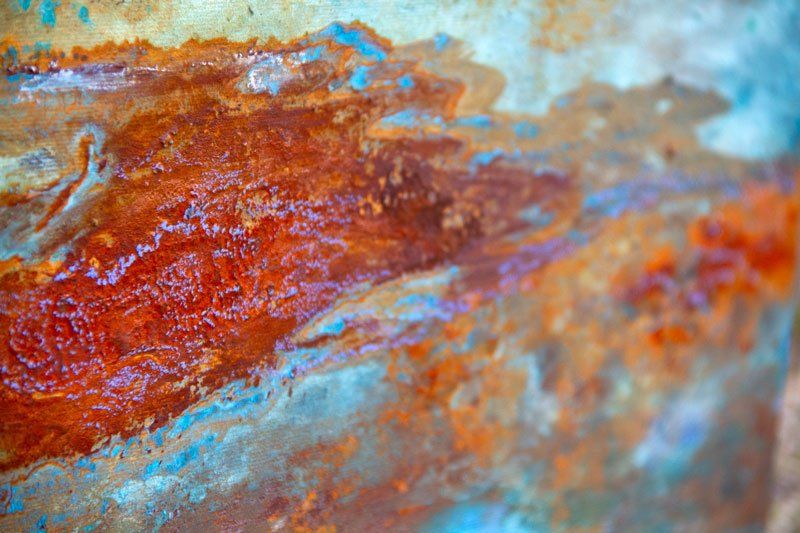 Mystische Landschaft. Gemälde „Refugium“ Maße: 120 x 70 cm, 4,5 cm Tiefe  Material: Acryl, Eisenpulver, blaue und grüne Patina auf Eisen-, Kupfer-Grundierung, Ölpastel, Firnis  Malgrund: Leinwand auf Keilrahmen