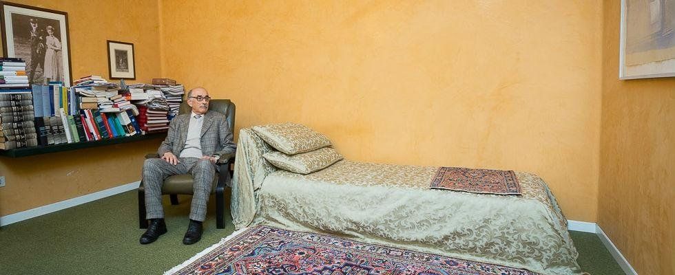 Il dott. Antonio Ramella, psichiatra psicoterapeuta, nel suo studio di Cremona