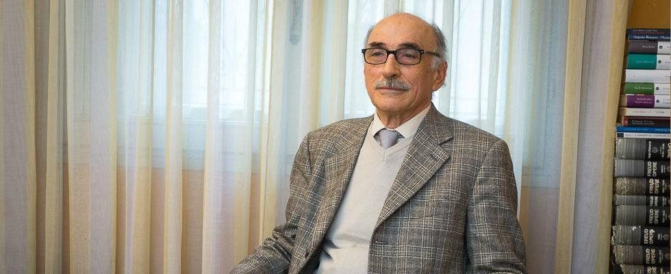 Il dott. Antonio Ramella, psichiatra psicoterapeuta, nel suo studio di Cremona