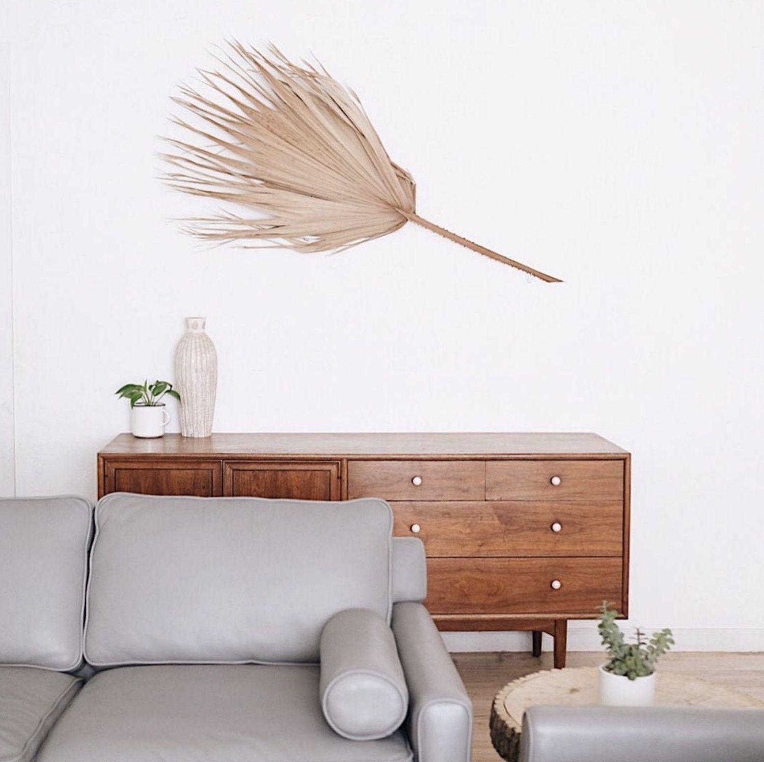 Modern decor in the living room of a minimalist home.