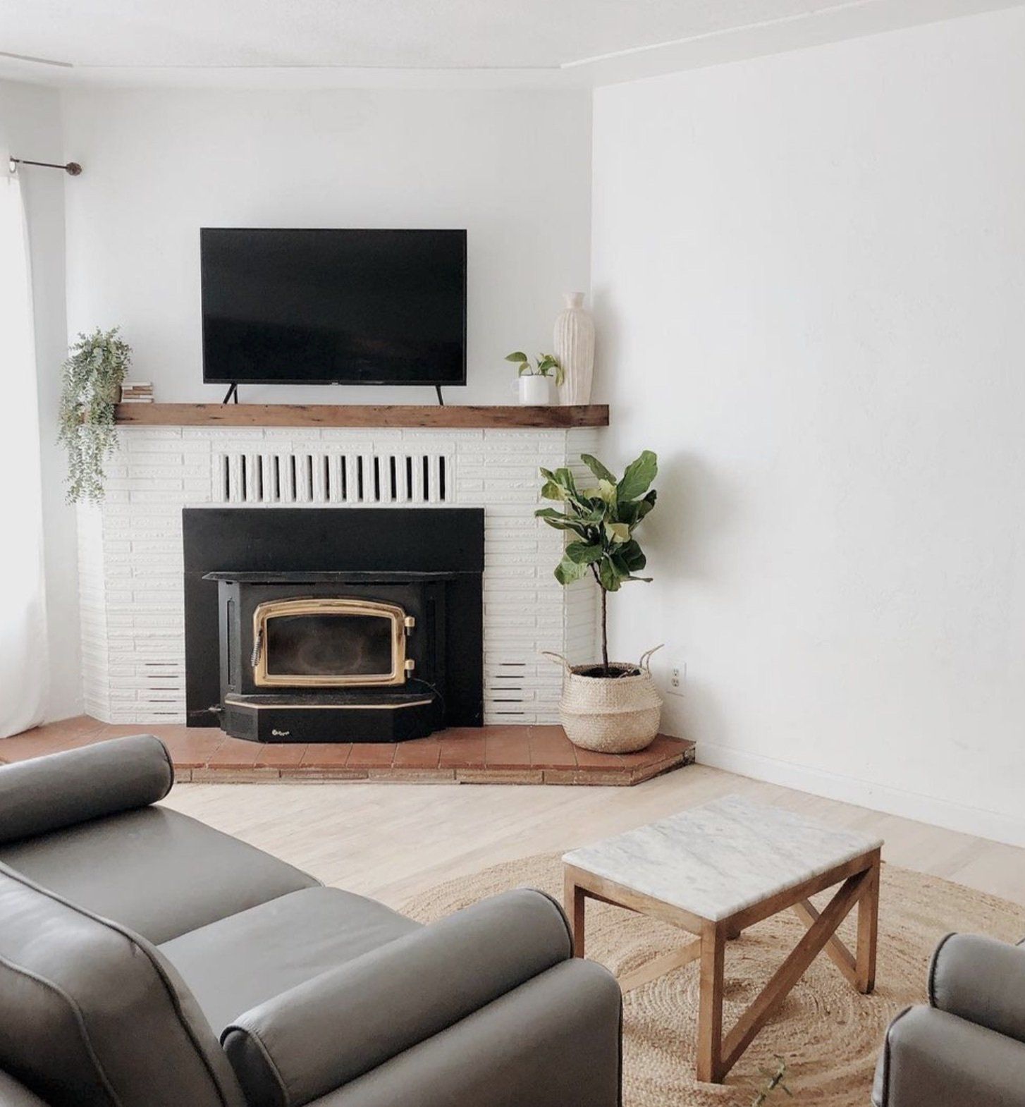 Modern decor in the living room of a minimalist house.