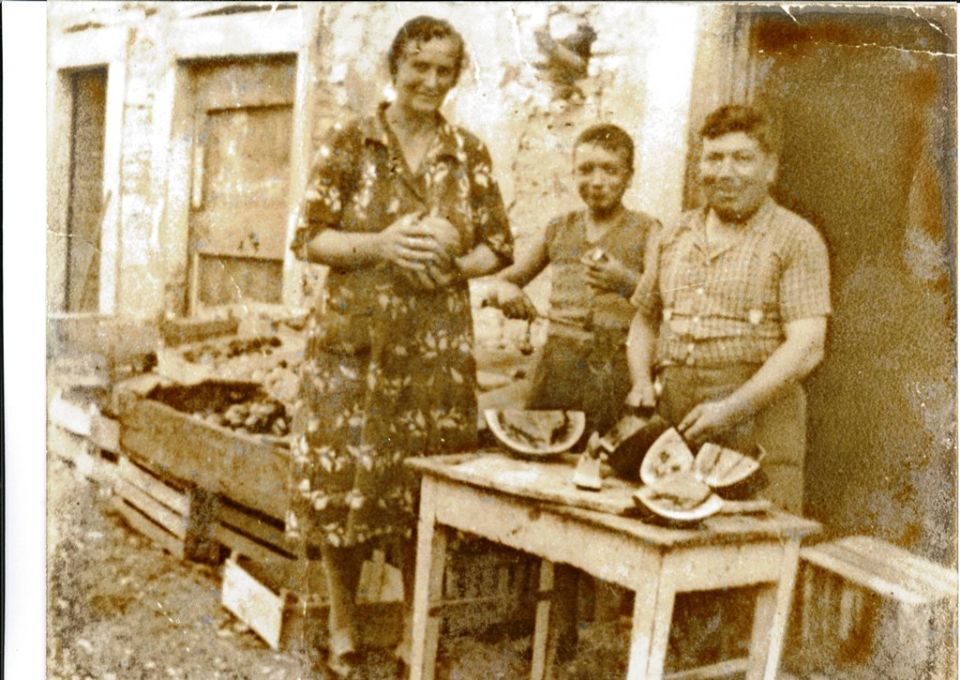 bancone della frutta dei nonni dei titolari