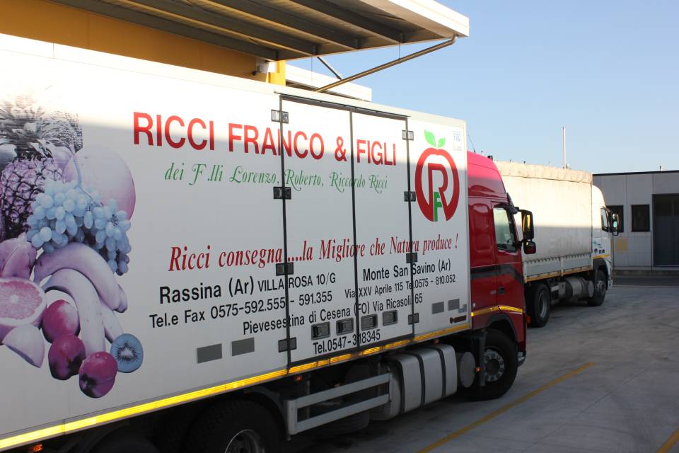 camion per il trasporto della frutta e verdura