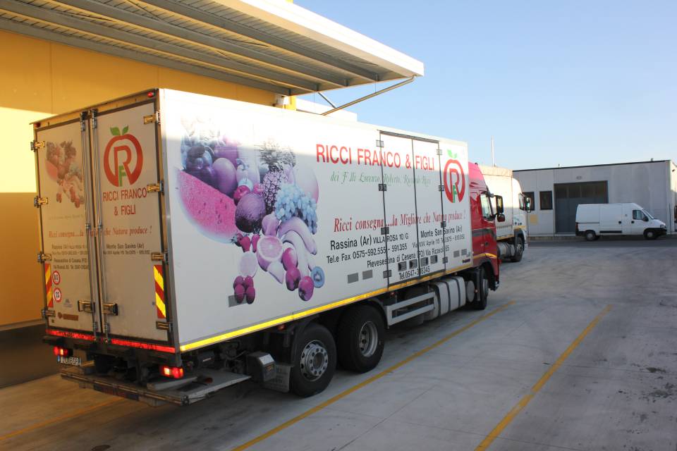 mezzo per le consegne della frutta e verdura
