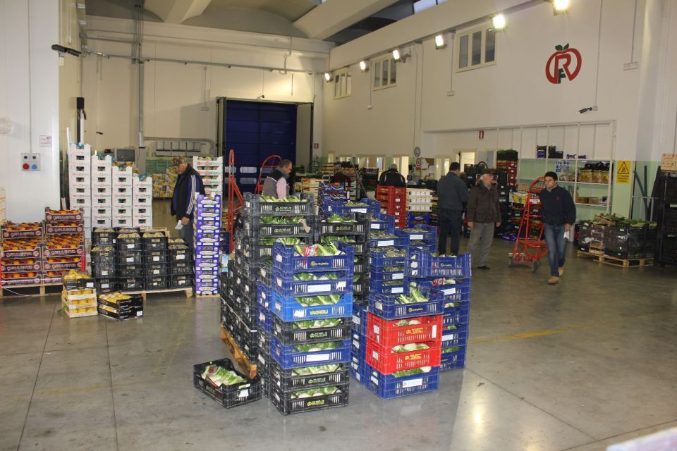 magazzino con cassette di frutta e verdura
