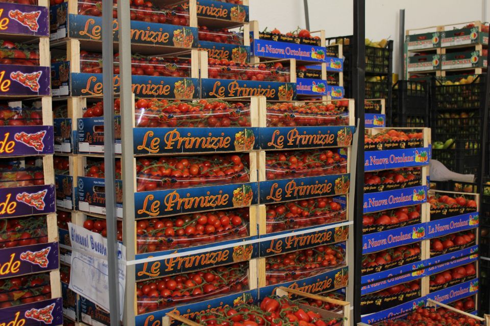 pila di cassette di pomodoro datterino