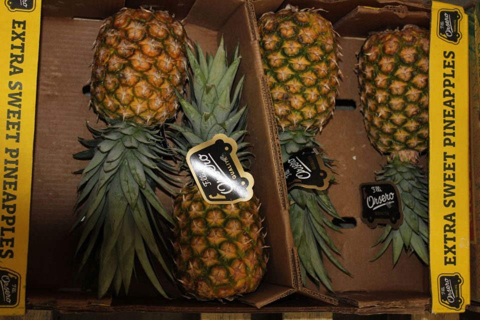 ananas in cassette di legno
