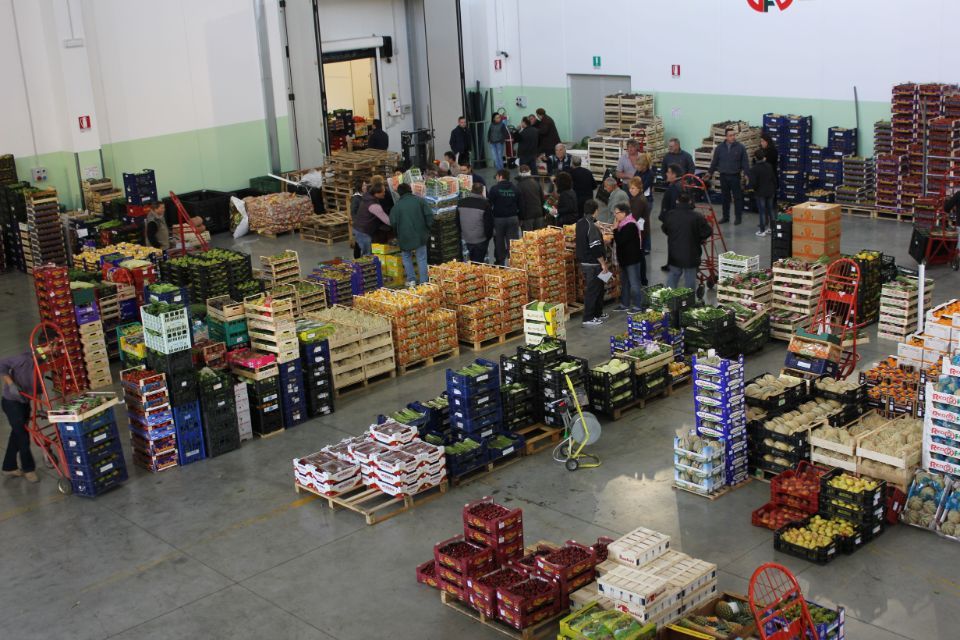 deposito con cassette di frutta e verdura pronte per le consegne