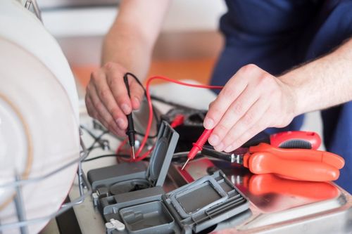 Addetto durante la riparazione di un sistema elettrico