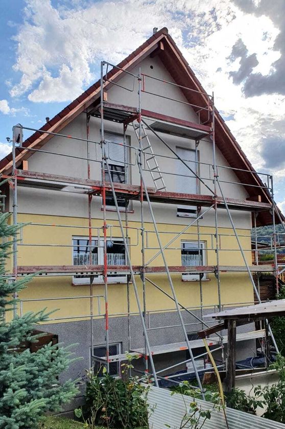 Fassade Wohnhaus mit Gerüst