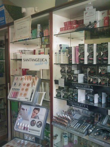 vetrina della farmacia con farmaci esposti