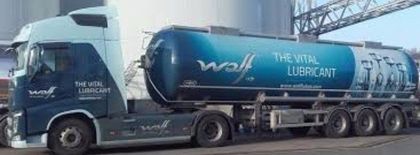 foto di un camion per trasporto lubrificanti auto