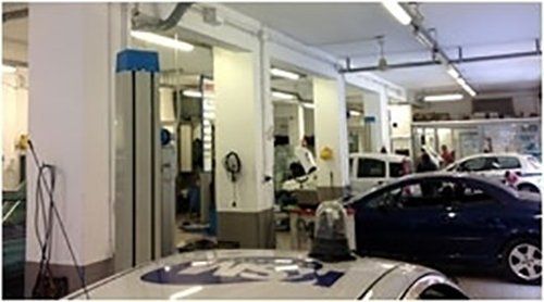 Autofficina con auto in riparazione