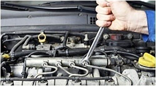 tecnico mentre ripara motore auto