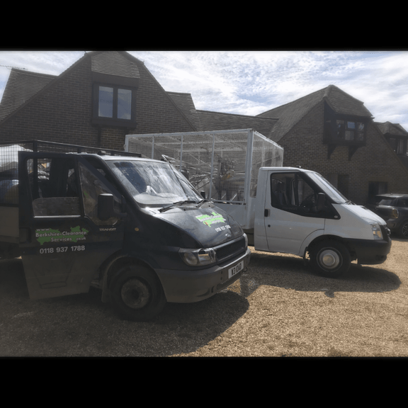 FORD TRANSIT 3.5 TONNE COLLECTION VEHICLE AT A HOISE CLEARANCE IN HENLEY BERKSHIRE CLEARANCE SERVICES